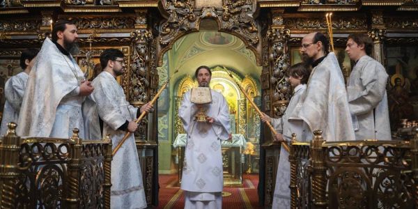 Патриарший Экзарх Юго-Восточной Азии совершил Божественную Литургию на Патриаршем подворье храма Живоначальной Троицы в Останкино города Москвы