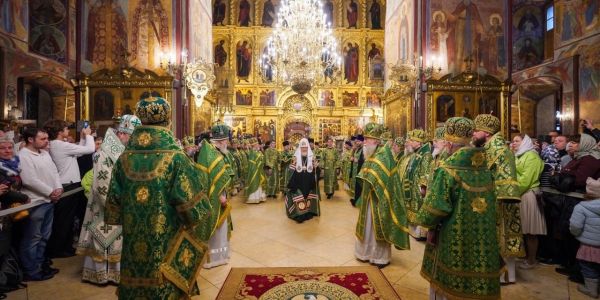 В день памяти преподобного Сергия Радонежского Патриарший Экзарх Юго-Восточной Азии сослужил Святейшему Патриарху Кириллу за Божественной Литургией в Успенском соборе Троице-Сергиевой лавры